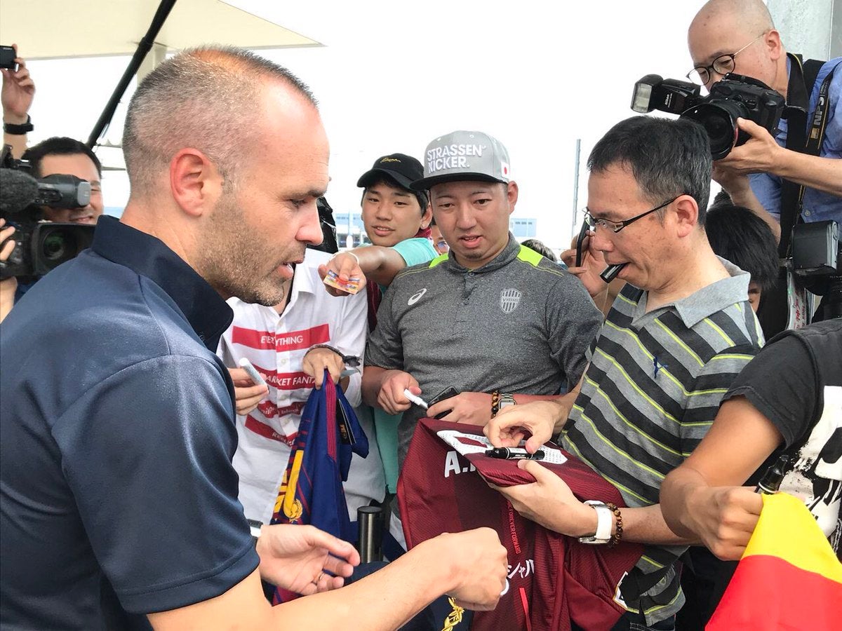 Iniesta llega a Japón para incorporarse al Vissel Kobe: fue recibido por decenas de aficionados Iniesta llega a Japón para incorporarse al Vissel Kobe: fue recibido por decenas de aficionados