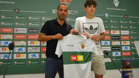 El director deportivo del Elche CF, Jorge Cordero, en la presentación del centrocampista Gonzalo Villar. ELCHE CF