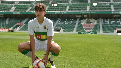 El centrocampista Gonzalo Villar en su presentación como futbolista del Elche CF. ELCHE CF