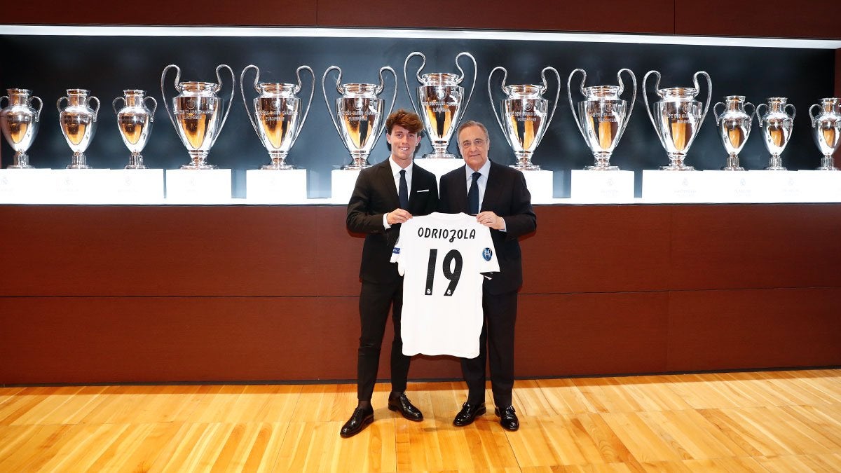 Álvaro Odriozola, presentado como jugador del Madrid: "No voy a dejar pasar esta oportunidad" Álvaro Odriozola, presentado como jugador del Madrid: "No voy a dejar pasar esta oportunidad"