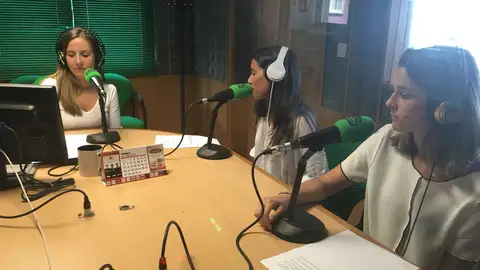 Susana Pedreira acompañada por Alba García y Blanca García Onda Cero Pontevedra