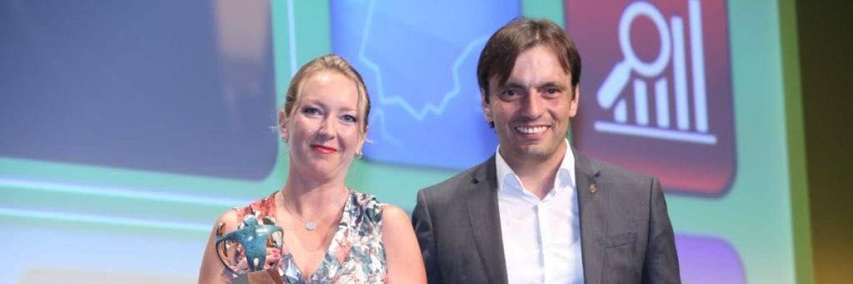 Elka Dimitrova luce el Premio Solidarios de la ONCE 2018 concedido a Onda Cero Elka Dimitrova luce el Premio Solidarios de la ONCE 2018 concedido a Onda Cero