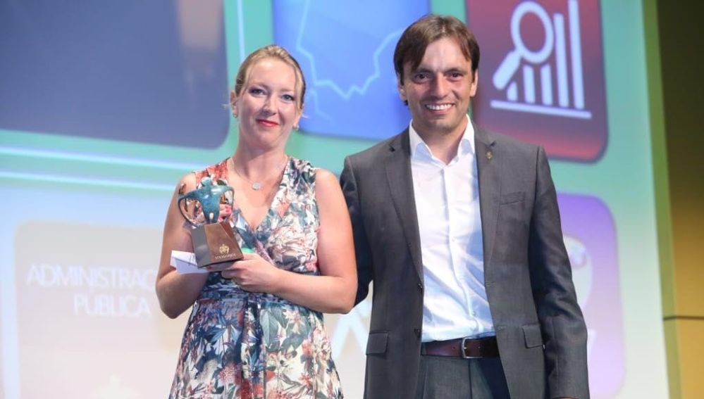 Elka Dimitrova luce el Premio Solidarios de la ONCE 2018 concedido a Onda Cero