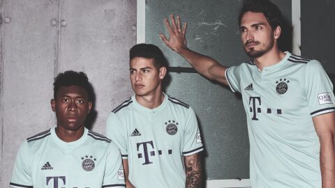 James en la presentaci&oacute;n de la nueva equipaci&oacute;n