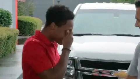 Walter Carr emocionado por la sorpresa de su jefe Walter Carr emocionado por la sorpresa de su jefe