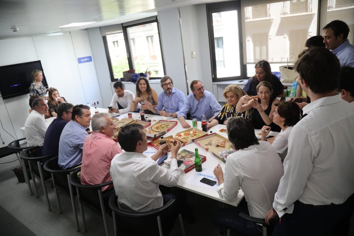 Pizzas en Génova en la comida de cierre de campaña de Sáenz de Santamaría Pizzas en Génova en la comida de cierre de campaña de Sáenz de Santamaría