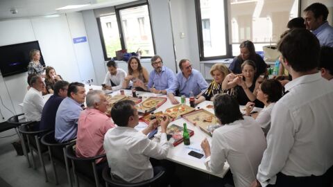 S&aacute;enz de Santamar&iacute;a comiendo pizza junto a su equipo en G&eacute;nova