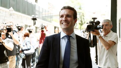 Casado almuerza con exministros