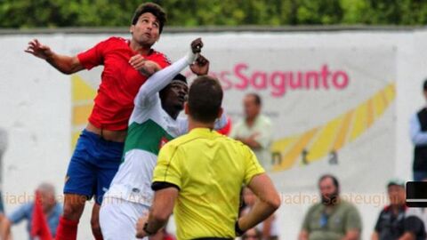 Carlos Quesada disputando un bal&oacute;n con Sory Kaba en el Atl&eacute;tico Saguntino - Elche CF de la pasada temporada