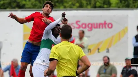 Carlos Quesada disputando un balón con Sory Kaba en el Atlético Saguntino - Elche CF de la pasada temporada Carlos Quesada disputando un balón con Sory Kaba en el Atlético Saguntino - Elche CF de la pasada temporada