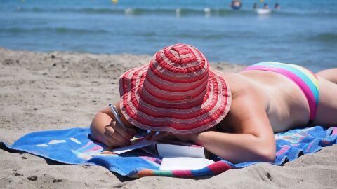 Una mujer tomando el sol