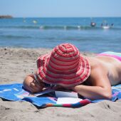 Una mujer tomando el sol