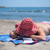 Una mujer tomando el sol Una mujer tomando el sol