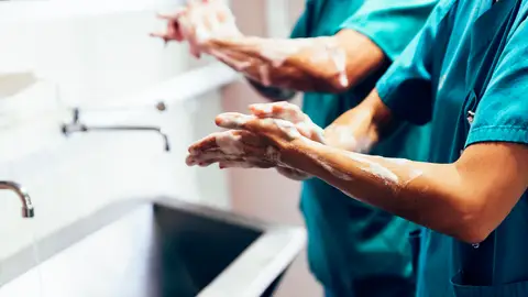 Médico lavándose las manos Médico lavándose las manos