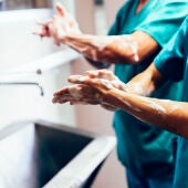 Médico lavándose las manos