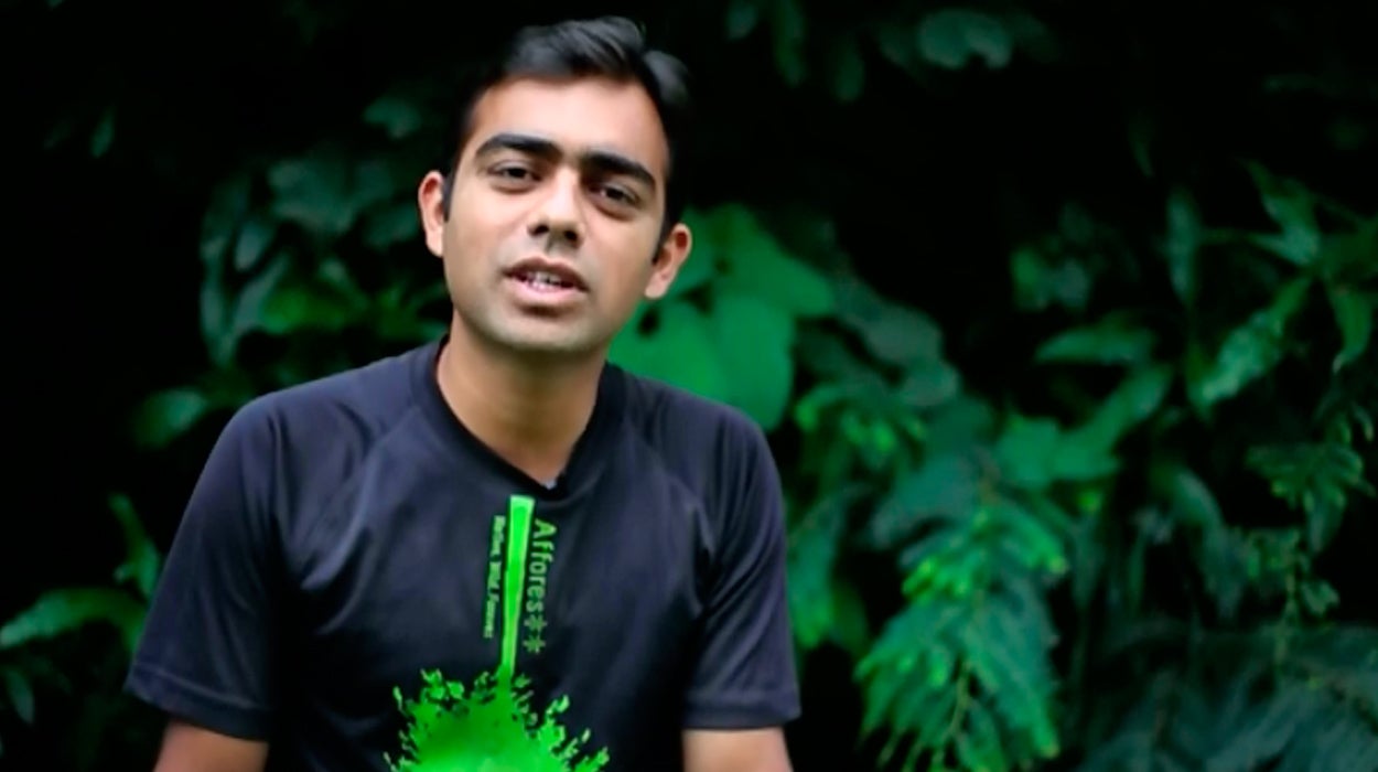 Un ingeniero indio crea bosques de 300 árboles en un espacio similar al que ocupan 6 coches Un ingeniero indio crea bosques de 300 árboles en un espacio similar al que ocupan 6 coches