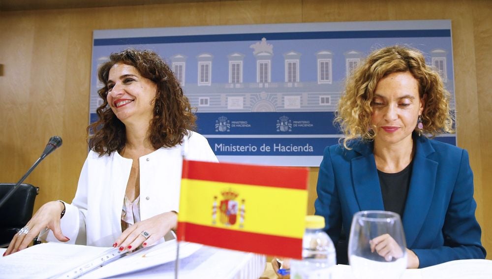 La ministra de Hacienda, María Jesús Montero, junto a la ministra de Política Territorial, Meritxell Batet