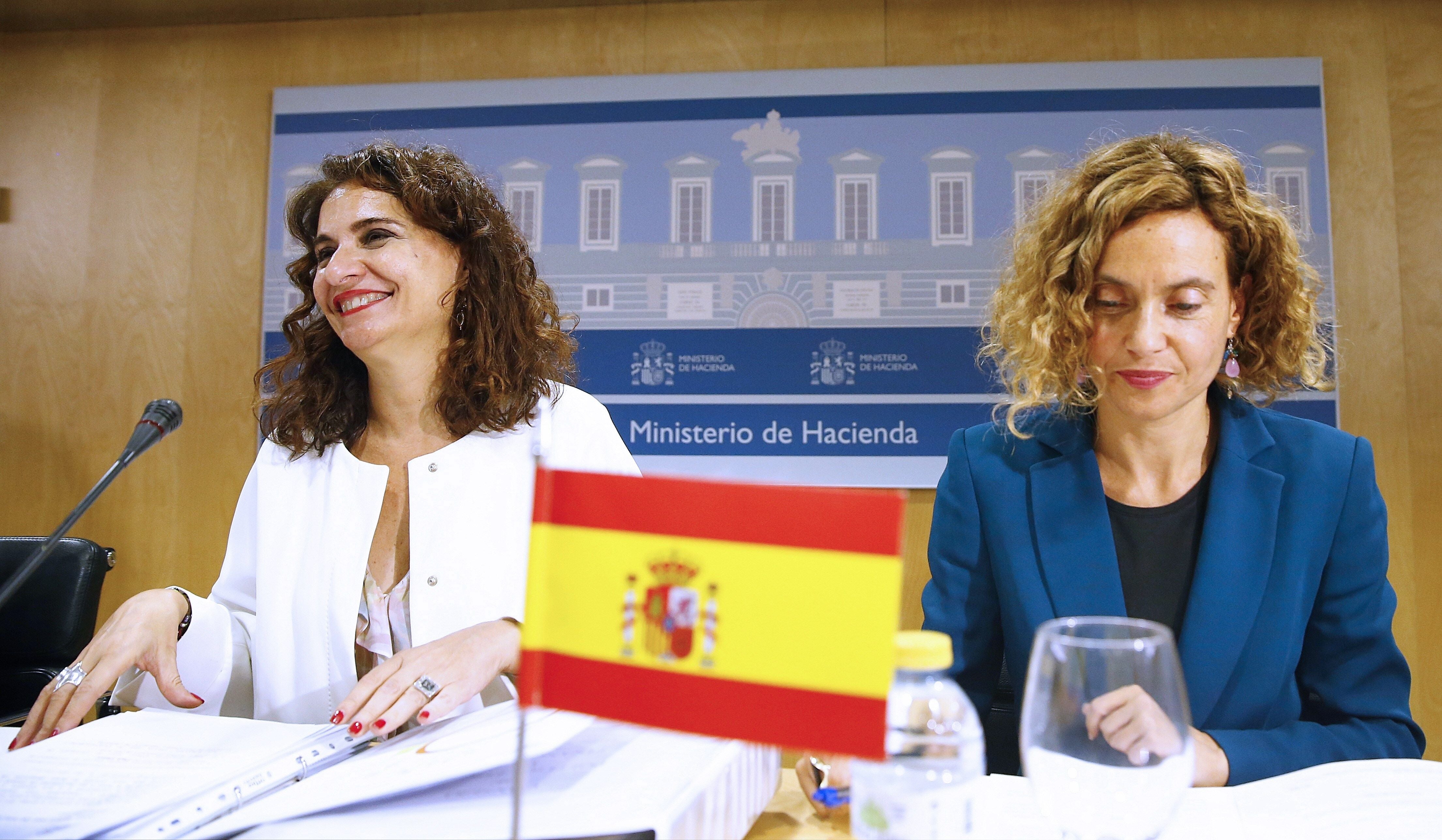 El Gobierno relaja el déficit a las comunidades en 2019 con la oposición del PP El Gobierno relaja el déficit a las comunidades en 2019 con la oposición del PP