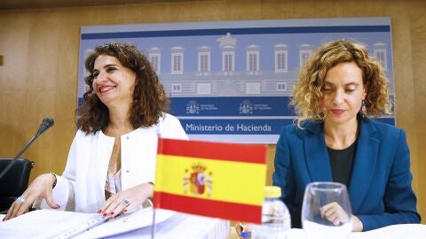 La ministra de Hacienda, Mar&iacute;a Jes&uacute;s Montero, junto a la ministra de Pol&iacute;tica Territorial, Meritxell Batet