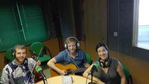 Carmen Quinteiro nos presenta al grupo pontevedrés "O Gato de Cheshire" JUEVES DE CUENTO