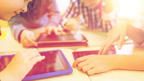 Niños estudiando Niños estudiando