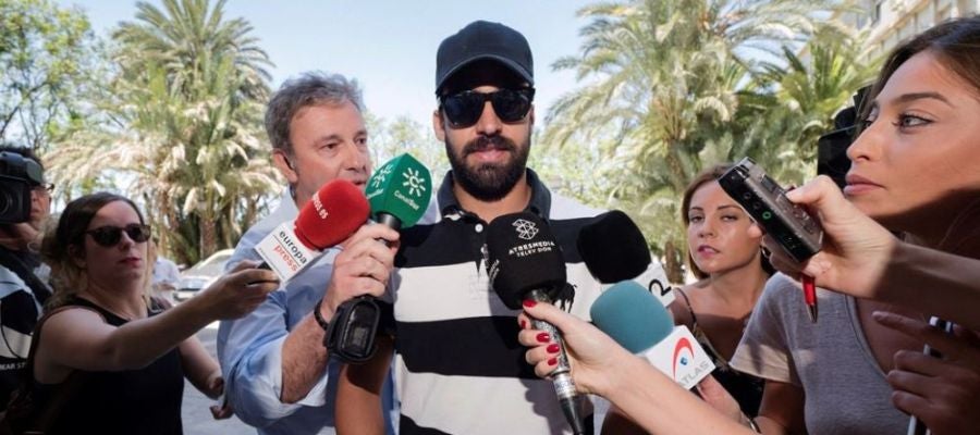 laSexta Noticias 14:00 (20-07-18) EXCLUSIVA | Defensa investiga si el guardia civil de 'La Manada' tuvo un móvil mientras estaba en prisión provisional laSexta Noticias 14:00 (20-07-18) EXCLUSIVA | Defensa investiga si el guardia civil de 'La Manada' tuvo un móvil mientras estaba en prisión provisional