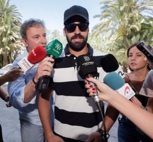 laSexta Noticias 14:00 (20-07-18) EXCLUSIVA | Defensa investiga si el guardia civil de 'La Manada' tuvo un móvil mientras estaba en prisión provisional laSexta Noticias 14:00 (20-07-18) EXCLUSIVA | Defensa investiga si el guardia civil de 'La Manada' tuvo un móvil mientras estaba en prisión provisional