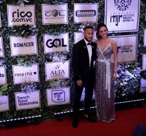 Neymar con su pareja en un acto benéfico Neymar con su pareja en un acto benéfico