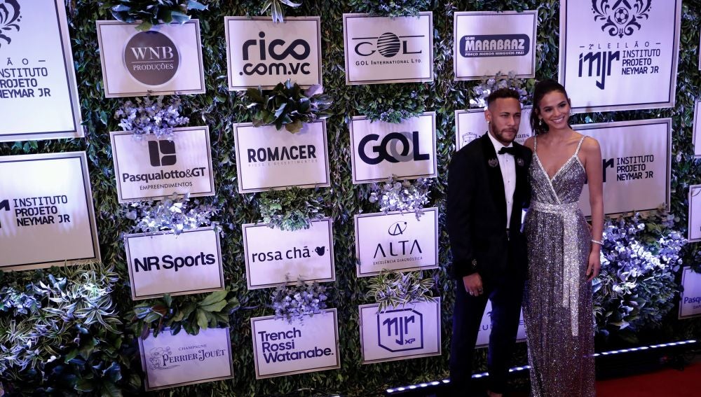 Neymar con su pareja en un acto benéfico