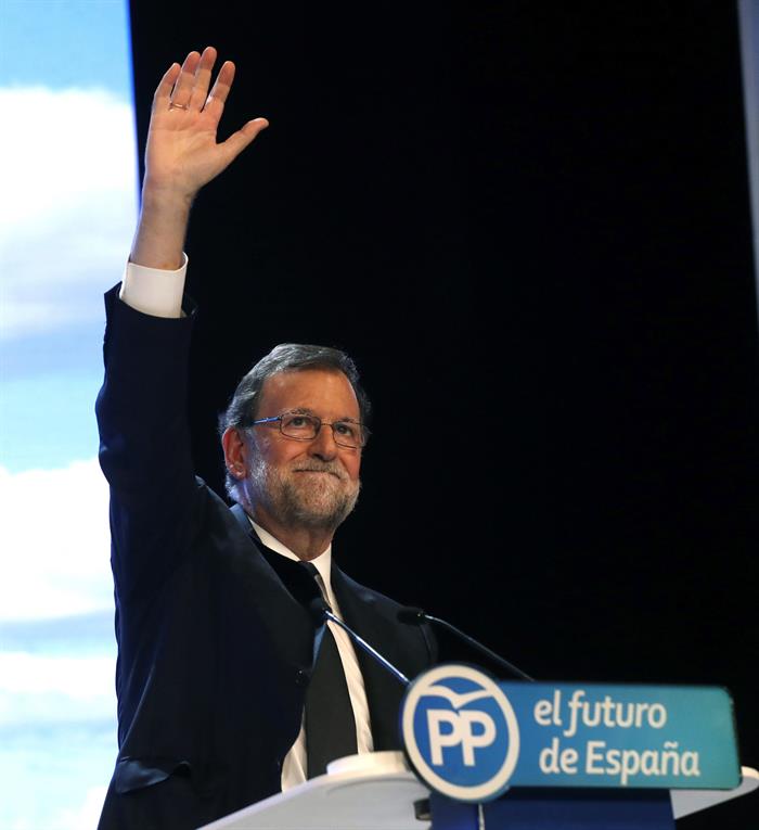 Rajoy reivindica su gestión en Cataluña y con la crisis económica: "Me aparto pero no me voy, seré siempre leal" Rajoy reivindica su gestión en Cataluña y con la crisis económica: "Me aparto pero no me voy, seré siempre leal"