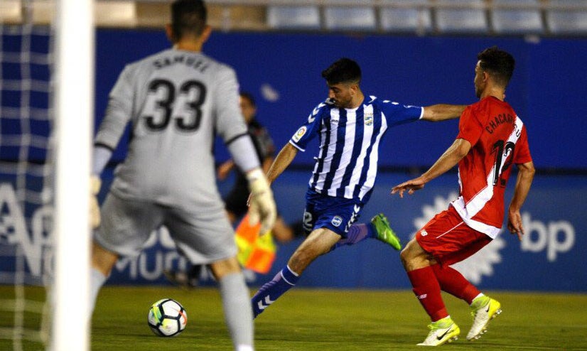 El Lorca pasa de jugar en Segunda división la pasada temporada a desaparecer El Lorca pasa de jugar en Segunda división la pasada temporada a desaparecer