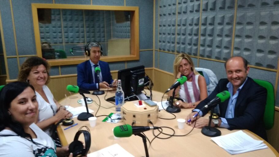 En C&aacute;diz en la Onda Jos&eacute; Antonio Rivas modera una tertulia con representantes pol&iacute;ticos del consistorio gaditano, compuesta por Juan Jos&eacute; Ortiz (PP), Juan Manuel P&eacute;rez Dorao (Ciudadanos), Ana Fern&aacute;ndez (Podemos), Eva Tub&iacute;o (Ganar C&aacute;diz) y Mar&iacute;a Jos&eacute; Rodr&iacute;guez (PSOE).