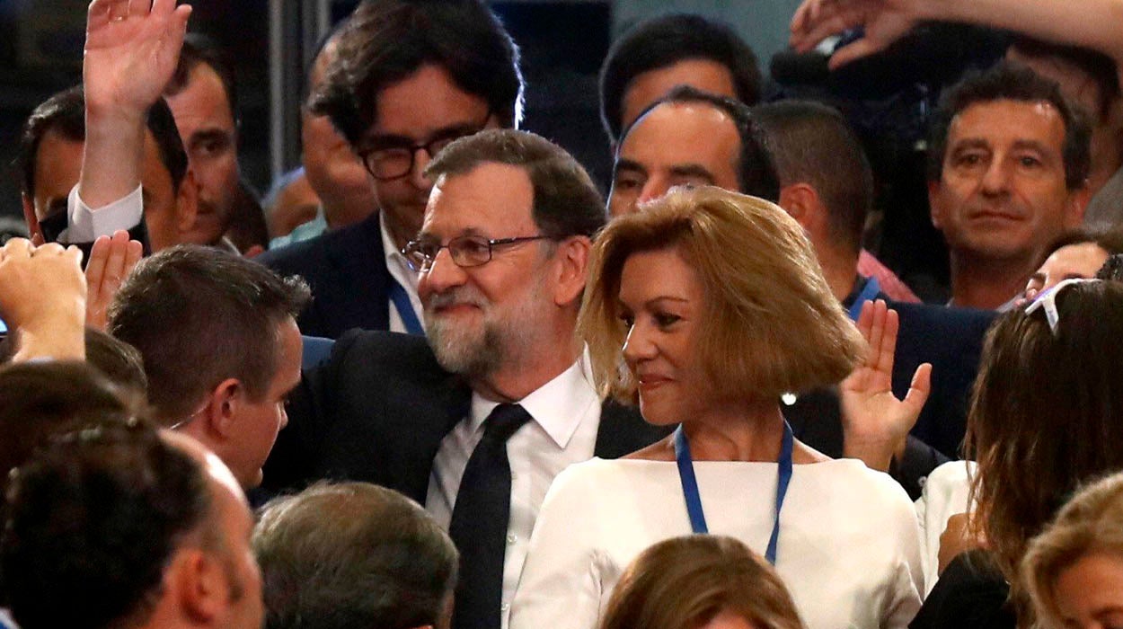Rajoy aclamado por todo el PP en su entrada acompañado de Cospedal y Maíllo Rajoy aclamado por todo el PP en su entrada acompañado de Cospedal y Maíllo