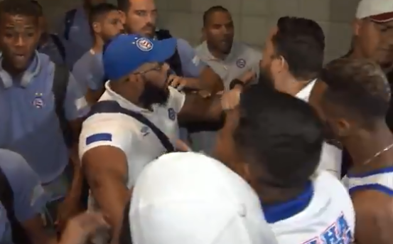 Enfrentamientos entre jugadores y ultras del Bahía brasileño en un aeropuerto Enfrentamientos entre jugadores y ultras del Bahía brasileño en un aeropuerto