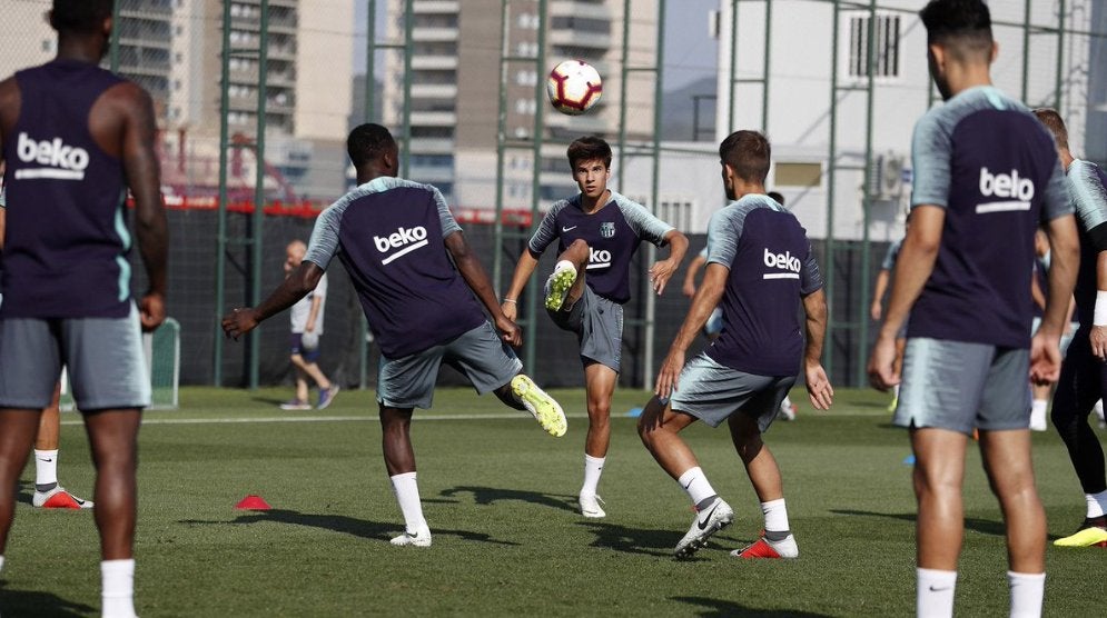 Rafinha y Alcácer se entrenan al margen de sus compañeros en la última sesión semanal del Barcelona Rafinha y Alcácer se entrenan al margen de sus compañeros en la última sesión semanal del Barcelona