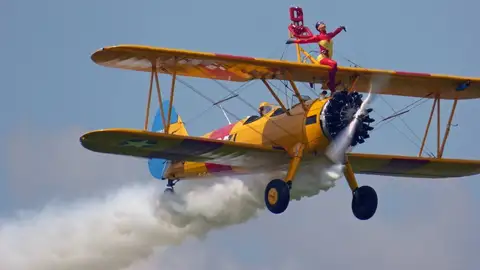Ainhoa Sánchez bailando encima de un avión Ainhoa Sánchez bailando encima de un avión