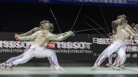 Campeonato Mundial de Esgrima 2018 Foto de exposición múltiple muestra a Olena Veronina de Ucrania compitiendo contra Chika Aoki de Japón en la primera ronda femenina