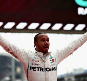 Lewis Hamilton celebra una victoria Lewis Hamilton celebra una victoria
