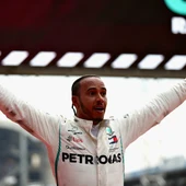 Lewis Hamilton celebra una victoria Lewis Hamilton celebra una victoria