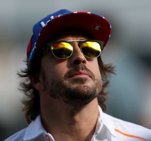 Fernando Alonso mira al cielo Fernando Alonso mira al cielo