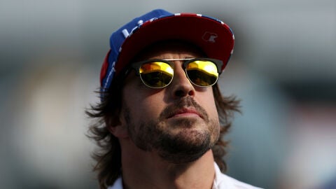 Fernando Alonso mira al cielo