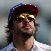 Fernando Alonso mira al cielo