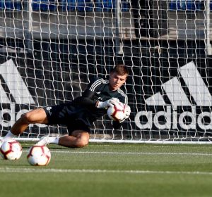 Lunin, en un entrenamiento del Real Madrid Lunin, en un entrenamiento del Real Madrid