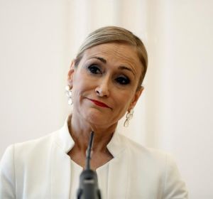 Cristina Cifuentes durante la rueda de prensa en la que anunció su dimisión como presidenta de la Comunidad de Madrid. Cristina Cifuentes durante la rueda de prensa en la que anunció su dimisión como presidenta de la Comunidad de Madrid.