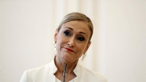Cristina Cifuentes durante la rueda de prensa en la que anunci&oacute; su dimisi&oacute;n como presidenta de la Comunidad de Madrid.