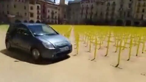 El momento en el que un coche embiste las cruces de la plaza de Vic