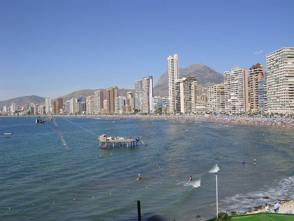 Condenan a una familia británica por inventarse una intoxicación alimentaria en Benidorm Condenan a una familia británica por inventarse una intoxicación alimentaria en Benidorm