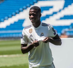 Vinicius, con la camiseta del Real Madrid Vinicius, con la camiseta del Real Madrid