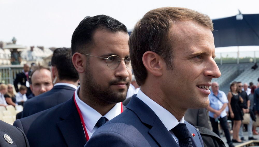 El presidente francés, Emmanuel Macron camina frente a su guardaespaldas Alexandre Benalla
