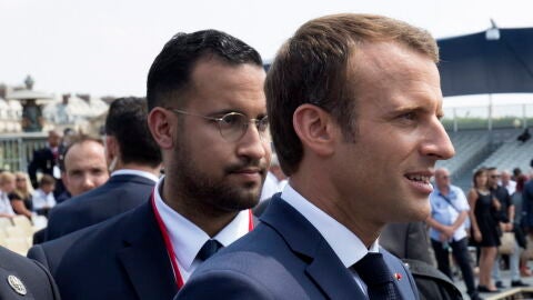 El presidente franc&eacute;s, Emmanuel Macron camina frente a su guardaespaldas Alexandre Benalla